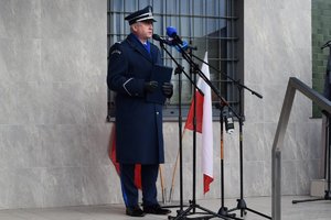 komendant wojewódzki policji podczas przemówienia podczas uroczystości