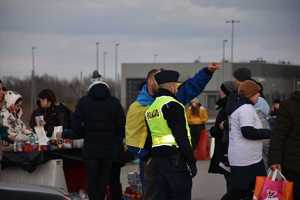 Przejście graniczne, policjanci pomagają osobom wjeżdżającym do Polski