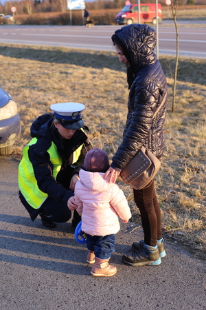 Przejście graniczne w Budomierzu, policjanci pomagają osobom wjeżdżającym do Polski