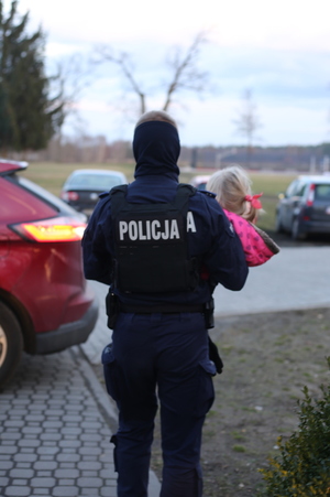 Przejście graniczne w Budomierzu, policjanci pomagają osobom wjeżdżającym do Polski