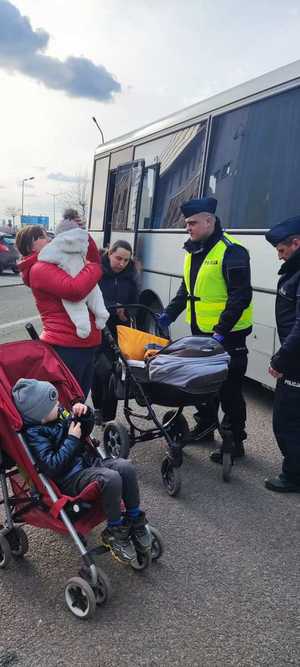 Przejście graniczne w Medyce, policjanci pomagają osobom wjeżdżającym do Polski