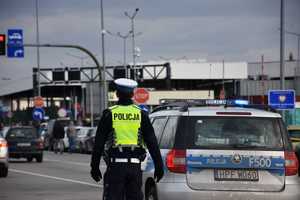 Przejście graniczne, policjanci pomagają osobom wjeżdżającym do Polski