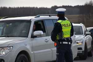 Przejście graniczne w Korczowej, policjanci pomagają osobom wjeżdżającym do Polski