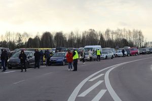 Przejście graniczne w Budomierzu, policjanci pomagają osobom wjeżdżającym do Polski