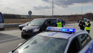 Przejście graniczne w Korczowej, policjanci pomagają osobom wjeżdżającym do Polski