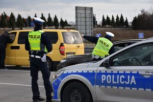 Przejście graniczne w Korczowej, policjanci pomagają osobom wjeżdżającym do Polski