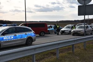 Policjanci na przejściu granicznym w Korczowej pomagają osobom wjeżdżającym do Polski