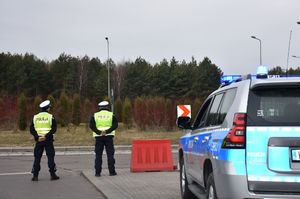 Policjanci na służbie w rejonie ronda.