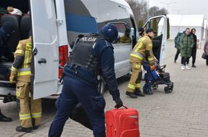 Policjant pomaga nieść bagaże