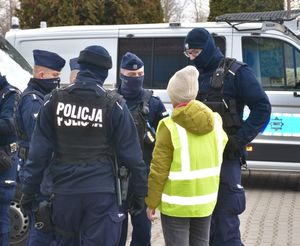 Policjanci rozmawiają z kobietą