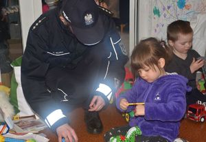 Policjantka bawi się z dziewczynką zabawkami