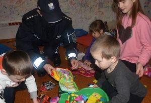 Policjantka pokazuje dzieciom zabawki
