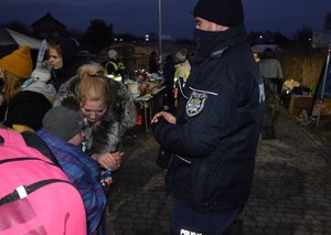 Policjanci na granicy - pomoc uchodzcom
