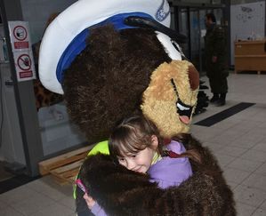 Dziewczynka wtulona w misia