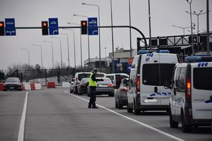 Policjant kieruje ruchem w rejonie przejścia granicznego