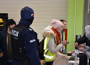 Policjant w punkcie informacyjnym