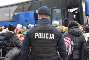 Policjant przed autobusem