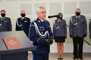 Na pierwszym planie Komendant Wojewódzki Policji w Rzeszowie przy mikrofonie. W tle kadra kierownicza podkarpackiej Policji.
