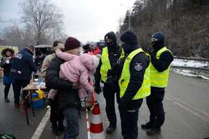 Policjanci pełniący służbę na granicy w Krościenku i udzielający pomocy uchodźcom z Ukrainy