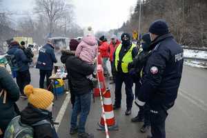 Policjanci pełniący służbę na granicy w Krościenku i udzielający pomocy uchodźcom z Ukrainy