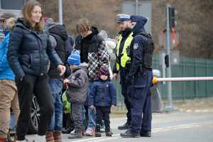 Policjanci pełniący służbę na granicy w Krościenku i udzielający pomocy uchodźcom z Ukrainy