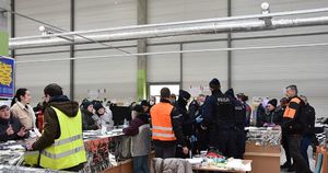 Policjanci  podczas służby na Hali Kijowskiej niosą pomoc uchodźcom