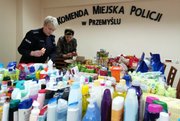 Zdjęcie kolorowe wykonane w porze dziennej -przedstawia pokój Komendy Miejskiej Policji w Przemyślu w którym są  składowane dary dla uchodźców z Ukrainy.