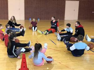 Koszykarze z drużyny Stolaro.pl Resovia Rzeszów podczas wspólnego turnieju z dziećmi i młodzieżą w Szkole Podstawowej w Polańczyku