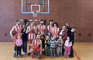Koszykarze z drużyny Stolaro.pl Resovia Rzeszów podczas wspólnego turnieju z dziećmi i młodzieżą w Szkole Podstawowej w Polańczyku