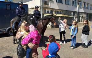 Policjanci spotkali się z dziećmi w Polańczyku. Na zdjęciach policjanci z psem służbowym, patrol konny i policyjne radiowozy