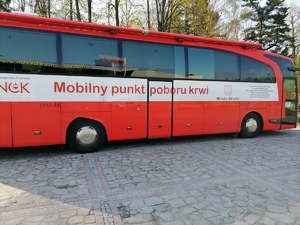 Autobus z napisem na boku: &quot;Mobilny punkt poboru krwi&quot;.