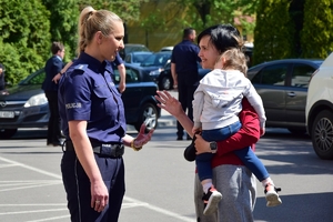 Policjanci żegnają rodziny uchodźców z Ukrainy