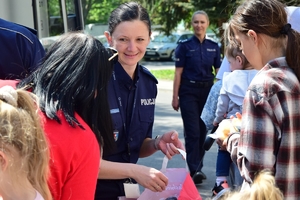 Policjanci żegnają rodziny uchodźców z Ukrainy