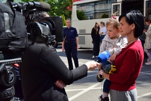 Policjanci żegnają rodziny uchodźców z Ukrainy