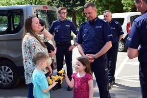 Policjanci żegnają rodziny uchodźców z Ukrainy