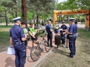 Policjanci przeprowadzają instruktarz konkurencji.