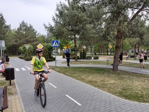 Kolejny zawodnik na uliczkach miasteczka turniejowego