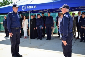 Zastępca Komendanta Miejskiego Policji w Rzeszowie składa meldunek Komendantowi Wojewódzkiemu Policji w Rzeszowie. W tle kadra kierownicza KWP oraz zaproszeni goście.