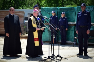 Biskup rzeszowski wraz z kapelanem podkarpackiej Policji podczas modlitwy. W tle policjanci i plac budowy.