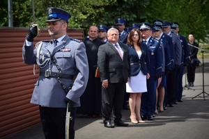 Na pierwszym planie po lewej policjant z szablą, w tle zaproszeni goście i kadra kierownicza KWP.