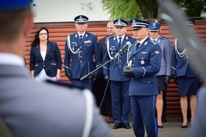 W centrum kadru Komendant Wojewódzki Policji w Rzeszowie przy mikrofonie, dalej w tle zaproszeni goście i kadra kierownicza KWP.