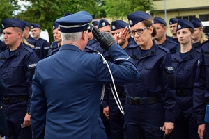 I Wicewojewoda Podkarpacki oraz Komendant Wojewódzki Policji w Rzeszowie wręczają policyjne odznaki nowo przyjętym funkcjonariuszom.