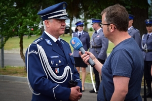 Komendant Wojewódzki Policji w Rzeszowie po lewej przy mikrofonie Radia Rzeszów (po prawej reporter radiowy).