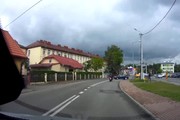 Na ul. Witosa w Ropczycach widoczny motocyklista oraz pojazd ford, który wykonując skręt w lewo wymusił pierwszeństwo przejazdu/ Oba pojazdy znajdują się w bliskiej odległości od siebie.