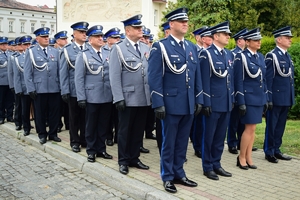 Komendant Wojewódzki Policji w Rzeszowie przy mikrofonie w tle policyjna gwiazda i napis Komenda Wojewódzka Policji w Rzeszowie.