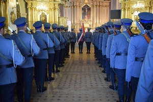 Policyjna kompania honorowa w kościele. Widok od tyłu.