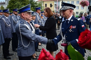 Komendant Główny Policji, Wojewoda Podkarpacki oraz Komendant Wojewódzki Policji w Rzeszowie wręczają awanse i gratulują odznaczonym policjantom.