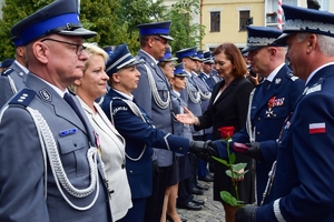 Komendant Główny Policji, Wojewoda Podkarpacki oraz Komendant Wojewódzki Policji w Rzeszowie wręczają awanse i gratulują odznaczonym policjantom.