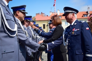 Komendant Główny Policji, Wojewoda Podkarpacki oraz Komendant Wojewódzki Policji w Rzeszowie wręczają awanse i gratulują odznaczonym policjantom.