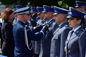 Komendant Główny Policji, Wojewoda Podkarpacki oraz Komendant Wojewódzki Policji w Rzeszowie wręczają awanse i gratulują odznaczonym policjantom.